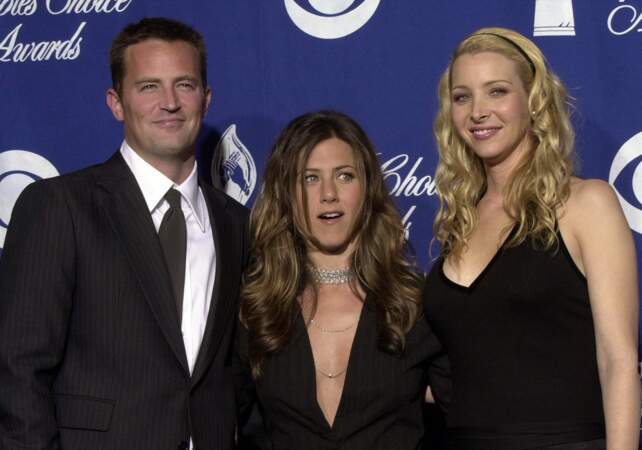 Matthew Perry avec Jennifer Aniston et Lisa Kudrow après avoir reçu une récompense pour Friends aux People's Choice Awards en 2003