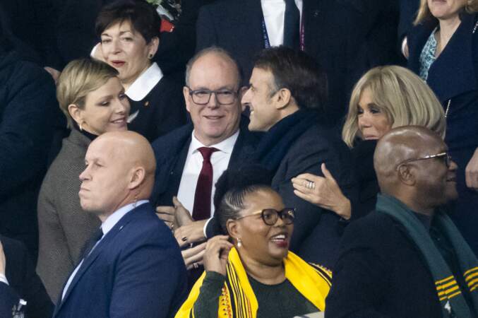 Brigitte Macron, le président Emmanuel Macron, le prince Albert II et la princesse Charlene de Monaco à la finale de la coupe du monde de rugby au Stade de France