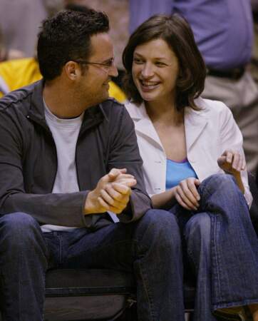 Matthew Perry photographié en 2004 avec sa compagne de l'époque, Rachel Dunn, à un match de basket