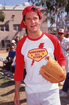 Matthew Perry en 1991 participant à un match de softball réunissant des célébrités pour lutter contre la toxicomanie 