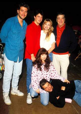 Matthew Perry (en chemise rouge) en 1990 avec ses partenaires de la série Sydney