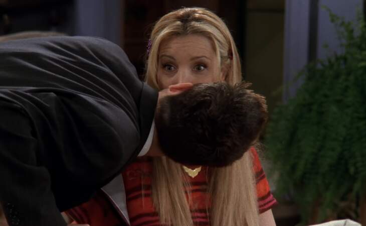 Avant d'annoncer officiellement sa relation avec Monica, Chandler a commis de nombreuses erreurs qui ont failli dévoiler leur secret. Notamment une fois où, par réflexe, il embrasse sa petite-amie devant les yeux ébahis des autres Friends. Pour se rattraper, il embrasse donc également Phoebe et Rachel avant d'aller travailler. 