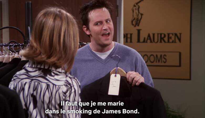 Dans la saison 7, Chandler compte porter le smocking de Pierce Brosnan pour son mariage avec Monica. Mais le protagoniste déchante vite lorsqu'il découvre que son ami a trouvé un meilleur costume que le sien : celui de Batman... 