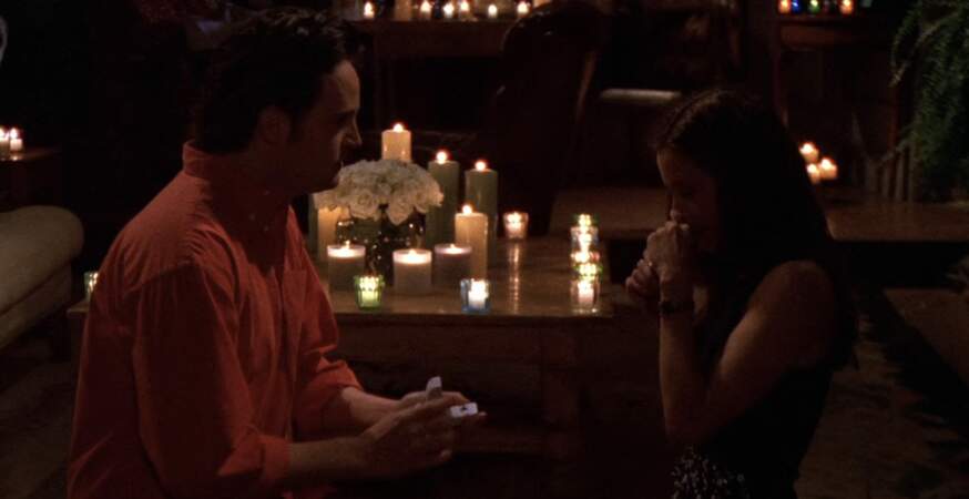 On ne pouvait pas finir notre top des meilleurs moments de Chandler Bing sans évoquer la demande en mariage tant attendue par Monica, dans le final de la saison 6. Un épisode plein d'émotion qui fait évidemment partie de nos préférés !