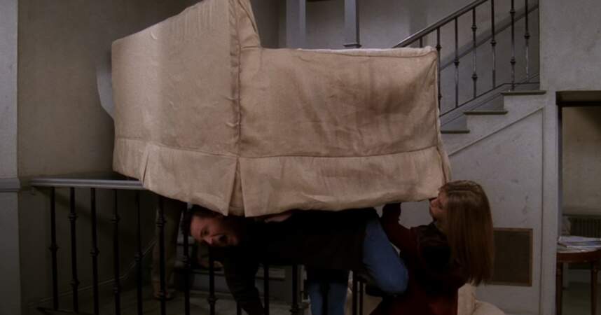 Le fameux canapé de Ross... Malgré toute sa bonne volonté, Chandler ne parvient pas à faire passer le divan dans les escaliers et se retrouve même bloqué entre le meuble et la rampe... Une scène hilarante qui est devenu un gag culte de Friends. 