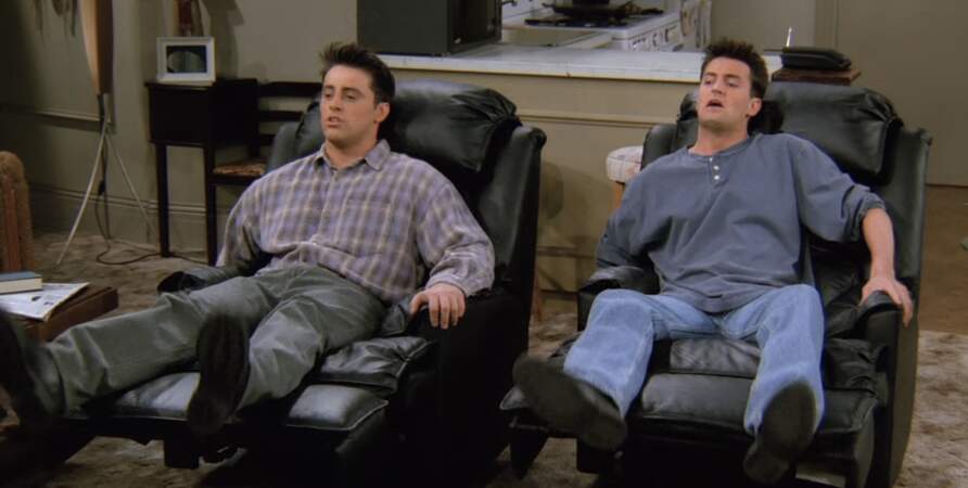 On se souvient encore parfaitement de cet épisode qui est l'un des plus marquants de Friends... Lorsque Joey achète des fauteuils ultra confortables pour son ami et lui, ils ne prennent même plus la peine de se lever pour aller chercher leur nourriture ! 