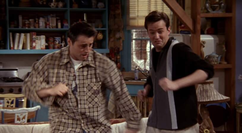 Dans la saison 4, Chandler et Joey échangent leur appartement avec celui de Rachel et Monica après que les filles ont perdu à un test d'amitié en se trompant sur la question "Quel est le métier de Chandler ?". 