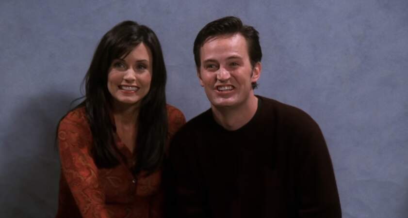 Une chose est sûre, Chandler n'est pas photogénique et on le constate dans l'épisode où le couple décide de s'offrir une séance photo chez un professionnel. 