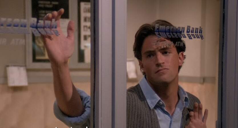 Lors d'une coupure de courant générale dans la saison 1, Chandler se retrouve bloqué dans une banque en compagnie d'une célèbre mannequin. 