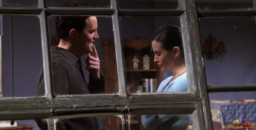 Lorsque Ross découvre la relation entre Chandler et Monica, ça donne lieu à une réplique culte de la série : "Mes yeux ! Mes yeux". 