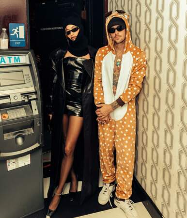 Justin Bieber a choisi un costume de girafe aux côtés de sa femme Hailey tout de cuir vêtue.