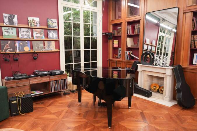 En face du canapé, la salle de musique a été repeinte en bordeaux. Karima Charni appelle cette pièce "la maison de Lucie Bernardoni et Marlène Schaff".