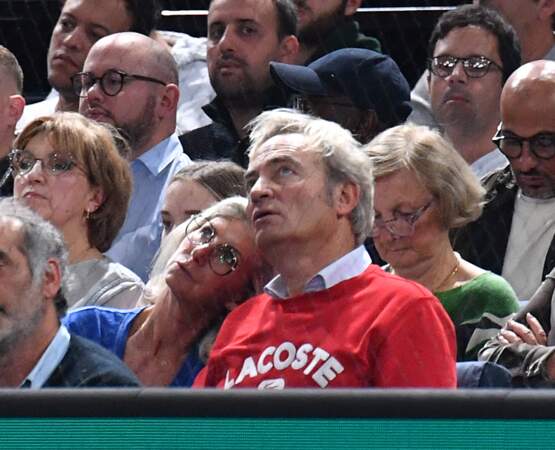 Gilles Cohen et sa femme Karine Paschal en admiration devant la toiture de l'Accor Arena de Paris.