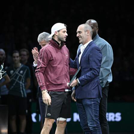 L'ancienne gloire du tennis Cédric Pioline réconforte Grigor Dimitrov après sa défaite face à Djokovic lors des Masters de Paris 2023.