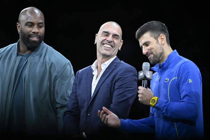 Le vainqueur Novak Djokovic remercie ses supporteurs auprès de Cédric Pioline et Teddy Riner.