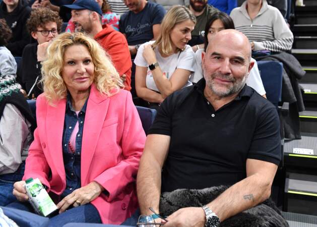 Vincent Moscato et sa femme Krystel dans les tribunes de l'Accor Arena de Paris ce 4 novembre 2023.