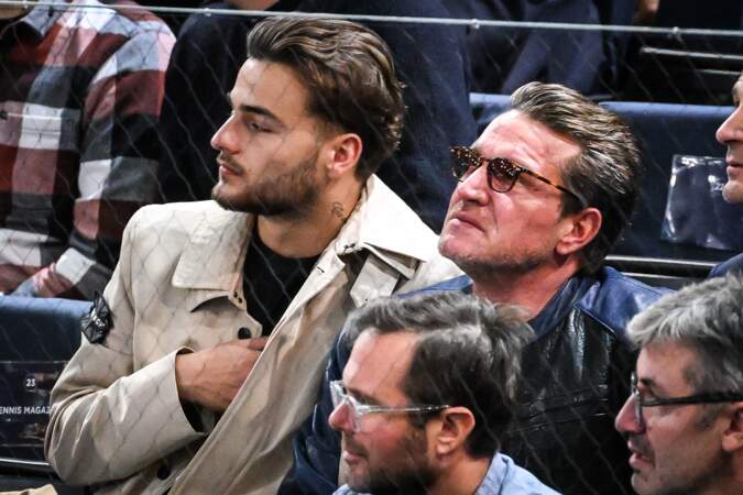 Benjamin Castaldi avec son fils Simon assistent au match entre Novak Djokovic et Andrey Rublev.