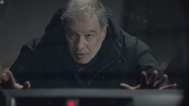 
Raphaël Mezrahi dans l'épisode "La Mort et Compagnie" (Saison 1, Épisode 7)