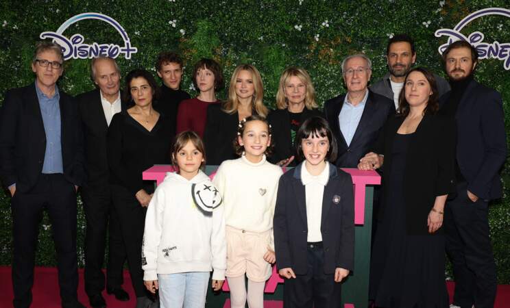 Tout le casting de la série Tout va bien était réuni pour une avant-première spéciale sur les Champs-Elysées, avant une sortie sur Disney+ le 15 novembre.
