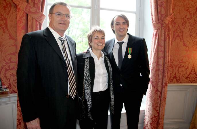 Le 11 mai 2009, il a reçu la médaille de Chevalier agricole. Il est ici avec ses parents.
