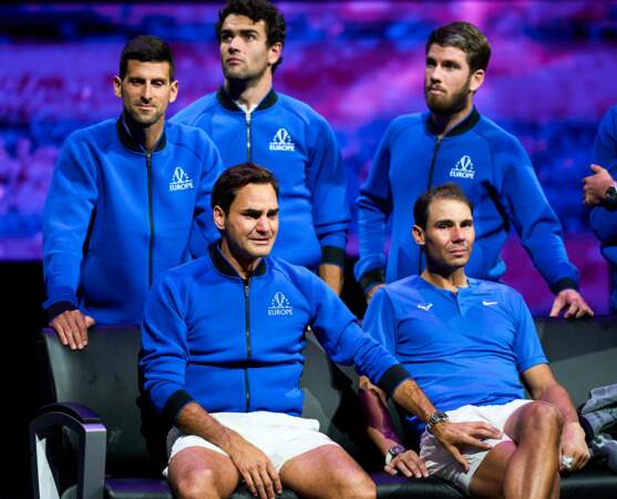Les deux meilleurs ennemis Roger Federer et à Rafael Nadal (à droite) émus aux larmes pour les adieux du Suisse lors de la Laver Cup 2022.