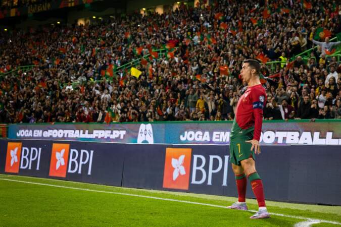 Véritable légende au Portugal, il est le meilleur buteur de l'histoire du pays (127 buts).