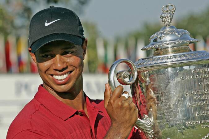 Tiger Woods est le premier sportif à devenir milliardaire pendant sa carrière. Il serait à la tête d'une fortune de 1,1 millard de dollars (1 milliards d'euros).