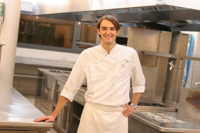 Cyril Lignac, ici en 2005 dans les cuisines de son restaurant Le Quinzième ayant obtenu 1 étoile Michelin.