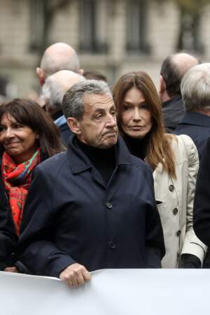 D'anciens présidents comme François Hollande et ici Nicolas Sarkozy, accompagné de sa femme Carla Bruni, ont rejoint le cortège.