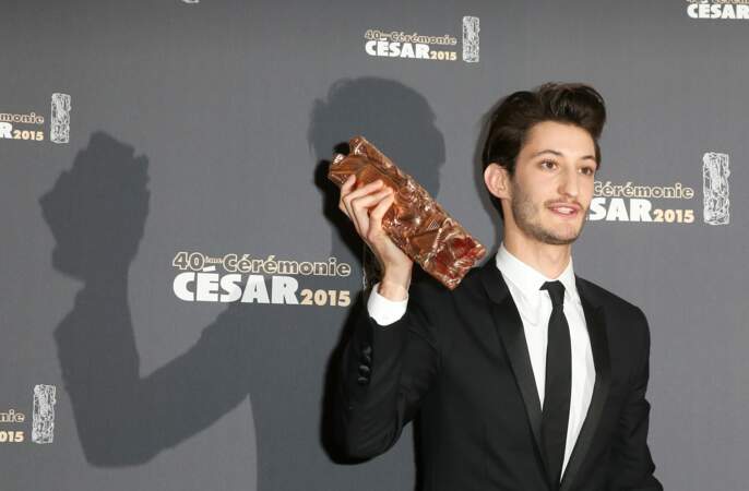 L'acteur, alors âgé de 25 ans, remporte le César du meilleur acteur.  