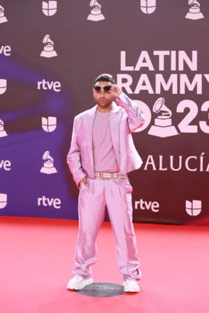 Le chanteur Suro Solar a opté pour un costume rose lors des Latin Grammy Awards 2023