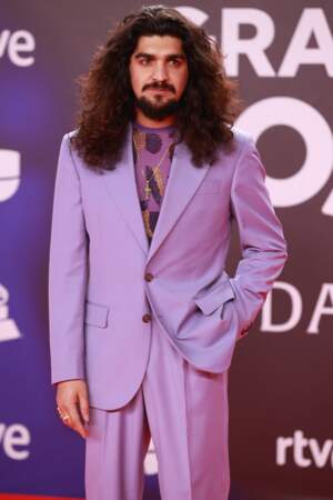 Le chanteur Israel Fernandez a opté pour un look totalement violet