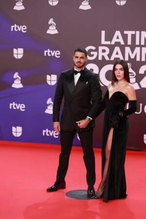 L'acteur Roberto Hernandez a posé avec sa compagne Danella Urbay lors de l'évènement