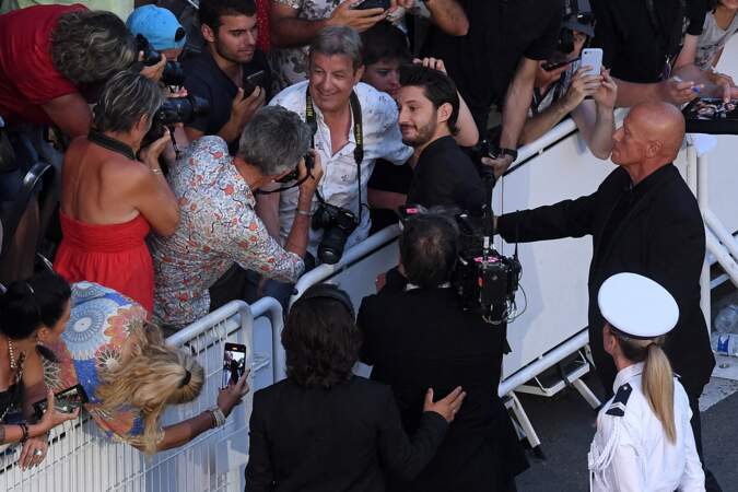 Le film est présenté "hors compétition" au 75ème Festival de Cannes et Pierre Niney en profite pour prendre un bain de foule. 