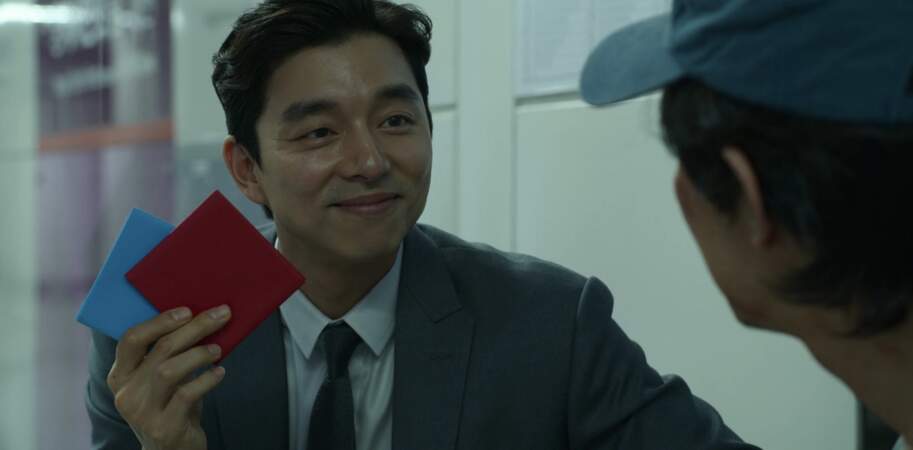 Star en Corée du Sud, Gong Yoo incarne le recruteur dans Squid Game. 