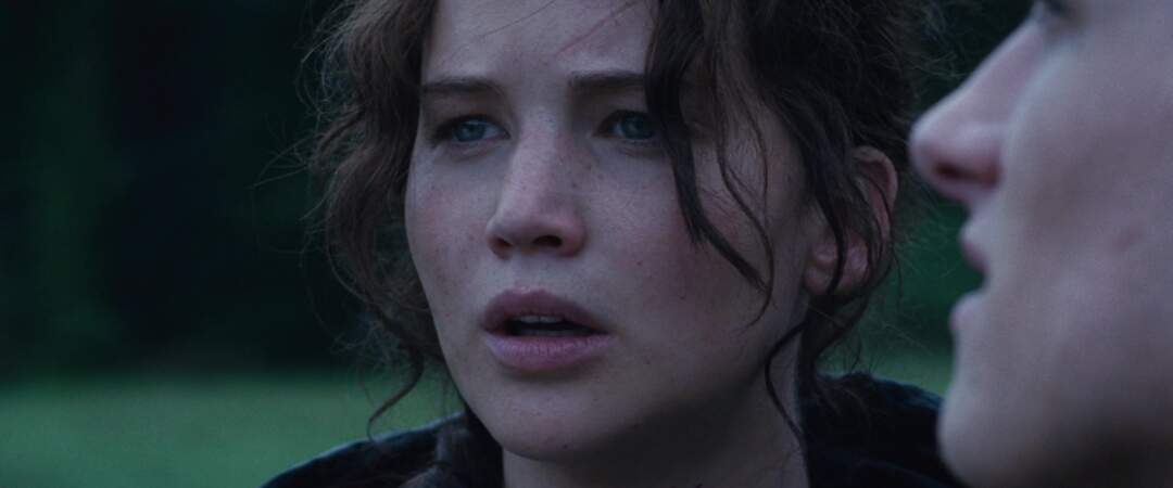 Elle y incarne Katniss Everdeen, une jeune femme forcée à participer à des jeux mortels