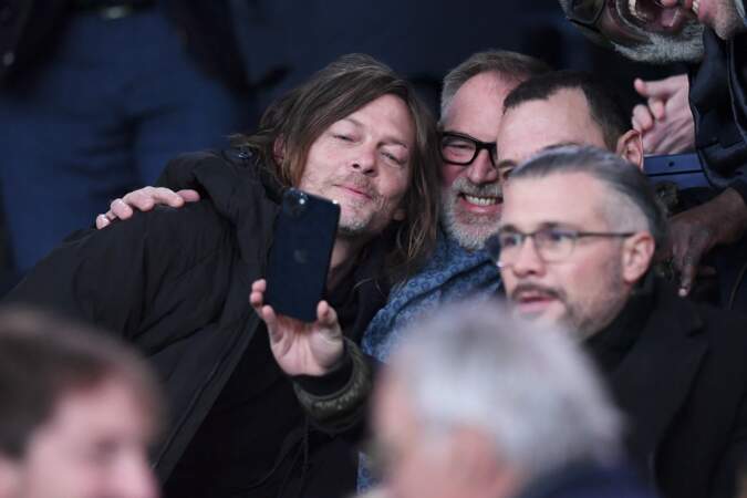 Le célèbre interprète de Daryl dans The Walking Dead s'est même prêté au jeu des photos avec les fans.