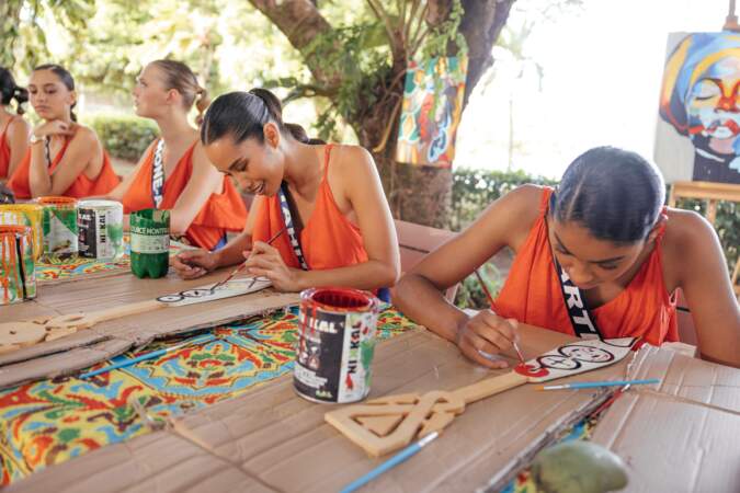 Miss Tahiti, Ravahere Silloux et Miss Martinique, Chléo Modestine, ainsi que toutes leurs camarades, ont pris par à une activité de peinture.