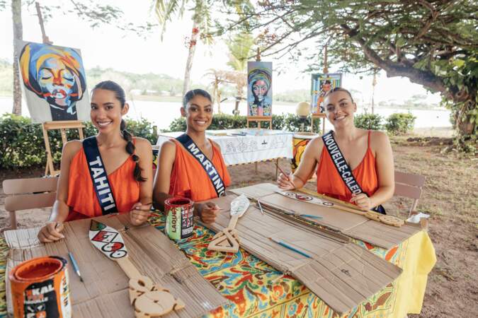 Miss Tahiti, Ravahere Silloux, Miss Martinique, Chléo Modestine et Miss Nouvelle-Caledonie, Emma Grousset semblent ravies de leur oeuvre !