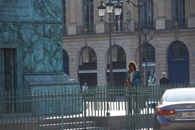 Dans ce même épisode, "Un Homme blessé", le capitaine Antoine Verlay et l'historienne d’art Florence Chassagne se retrouvent Place Vendôme.