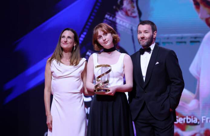 Camille Cottin remet le prix d'interprétation féminine à Asja Zara Lagumdzija pour le film bosnien Excursion