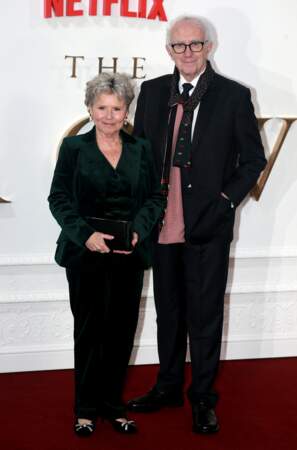 Imelda Staunton pose avec Jonathan Pryce qui incarne le prince Philip