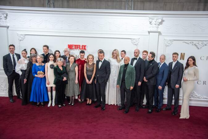 Et voici toute l'équipe de The Crown réunie pour les adieux à la série phare de Netflix !