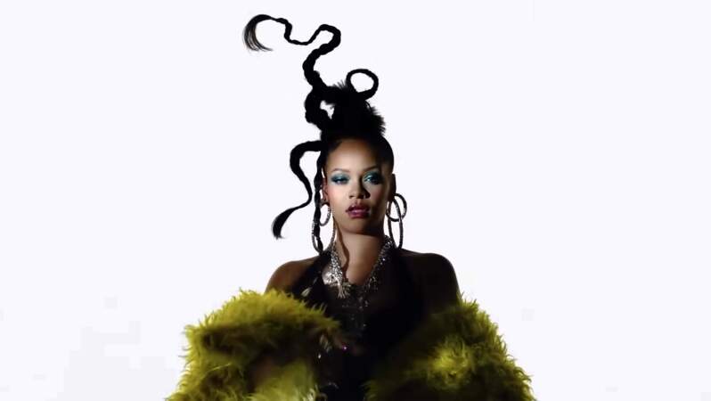 Une sculpture comme coiffure pour la belle Rihanna 