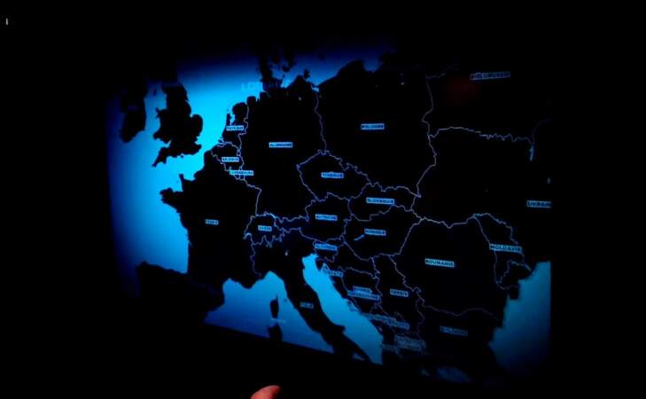 Dans chaque épisode, ils doivent deviner le pays d'Europe où ils se trouvent 