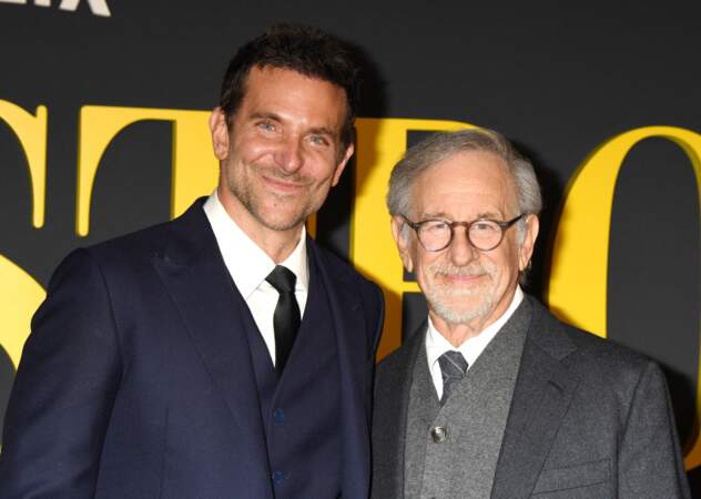 Bradley Cooper avec Steven Spielberg, l'un des producteurs du film Maestro