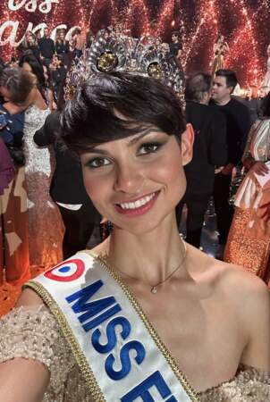 Premier selfie avec la couronne de Miss France 2024 !