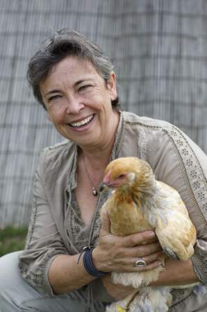 Manuela (50 ans) est éleveuse de poules d'ornement en Centre-Val de Loire après avoir mené une carrière dans le notariat