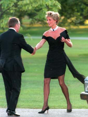 Diana portant sa célèbre robe noire à la soirée Vanity Fair en 1994