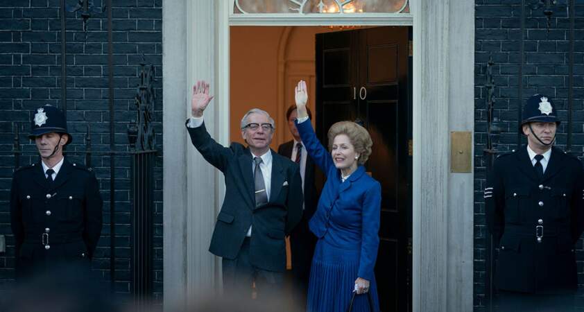 En 1979, Gillian Anderson joue Margaret Thatcher lors de son apparition au 10 Downing Street avec son mari.